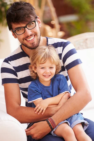 Vader en zoon spelen samen — Stockfoto