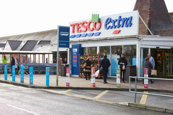 Вход в супермаркет Tesco — стоковое фото