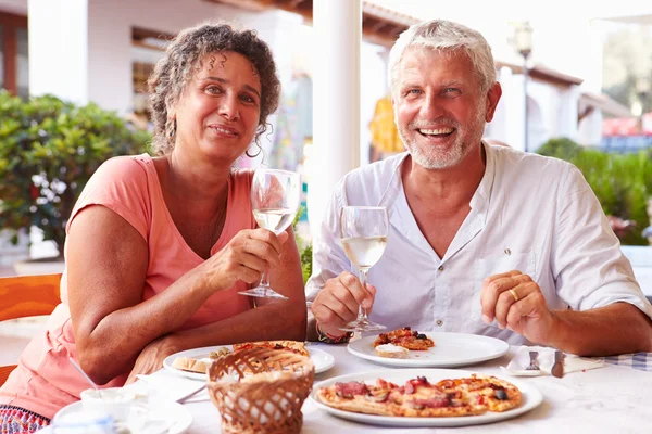 Casal Maduro Comer Refeição — Fotografia de Stock