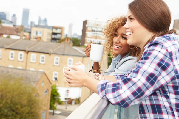 Mujer Relaxing On Rooftop Garden — Foto de Stock