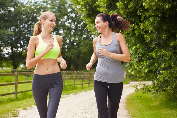 Vriendinnen op Run In platteland — Stockfoto