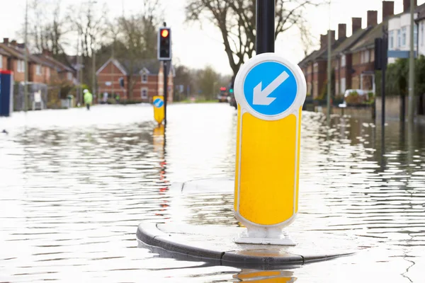 Ruta urbana inundada con semáforos — Foto de Stock