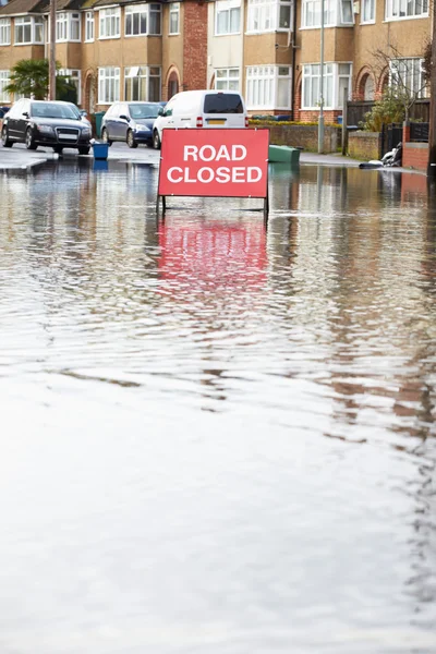 Señal de tráfico de advertencia en carretera inundada — Foto de Stock