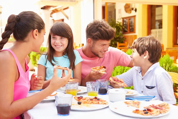 Aile yemek yeme — Stok fotoğraf