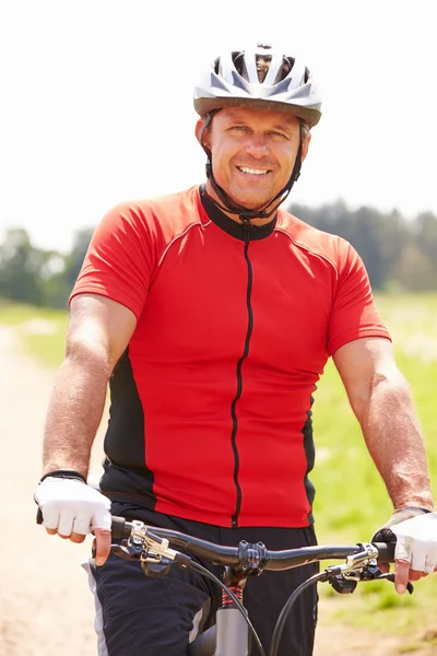 Adam sürme dağ bisikleti — Stok fotoğraf