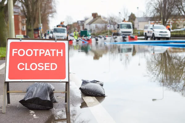 Verkehrszeichen auf überfluteter Straße — Stockfoto