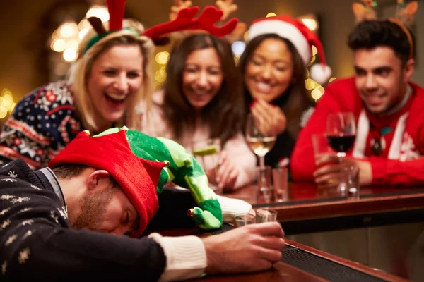 Uomo svenuto al bar durante il Natale — Foto Stock