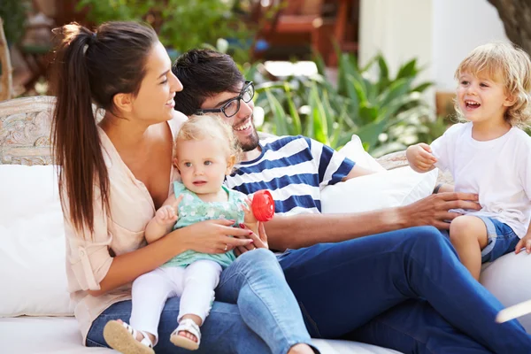 Familie sitzt zusammen im Garten — Stockfoto