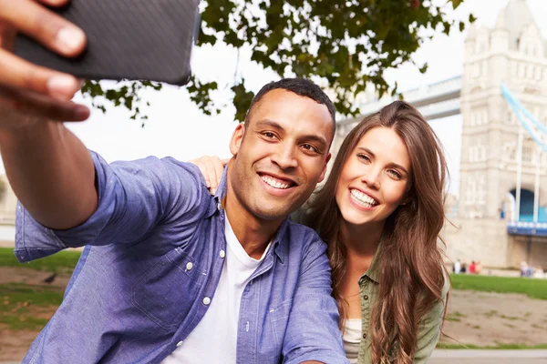 Pareja tomando selfie por Tower Bridge Fotos de stock