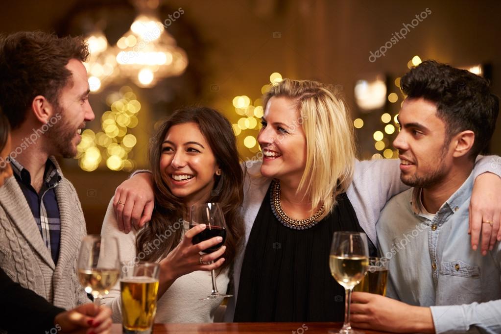 Люди в офисе. Компания друзей. At-radio. Enjoy group. Счастливые молодые люди.