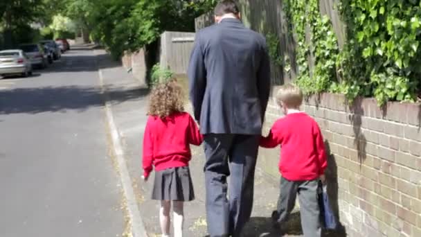 Vader lopen naar school met kinderen — Stockvideo