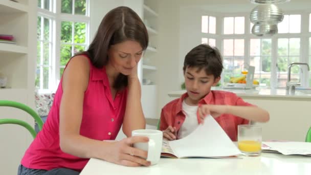 Madre ayudando a hijo con la tarea — Vídeo de stock