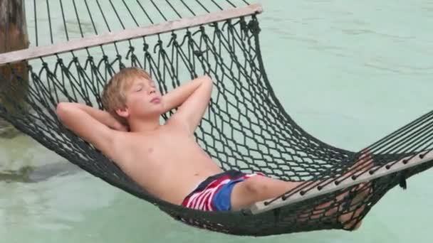 Chłopiec w Beach Hammock — Wideo stockowe