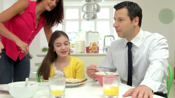Семья завтракает — стоковое видео