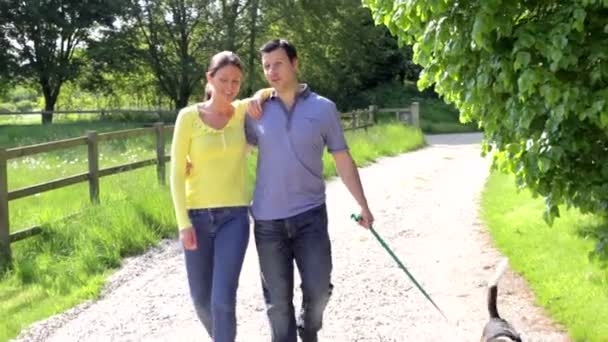 Couple hispanique prenant chien pour la promenade — Video