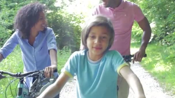 Familia afroamericana en viaje en bicicleta — Vídeos de Stock