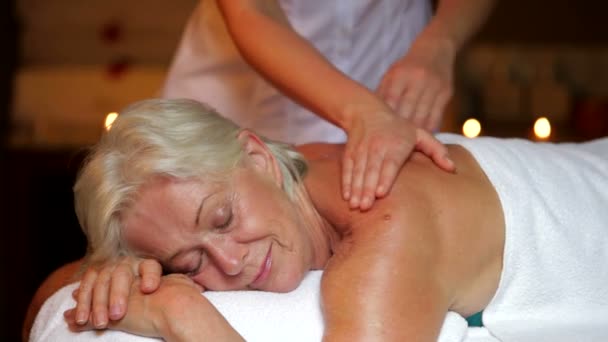 Senior mulher tendo massagem — Vídeo de Stock