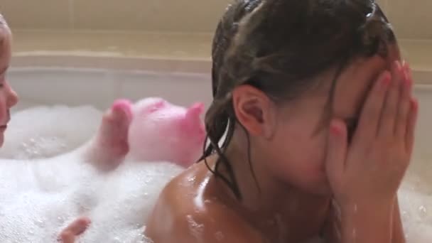 Pais ajudando meninas a lavar o cabelo — Vídeo de Stock