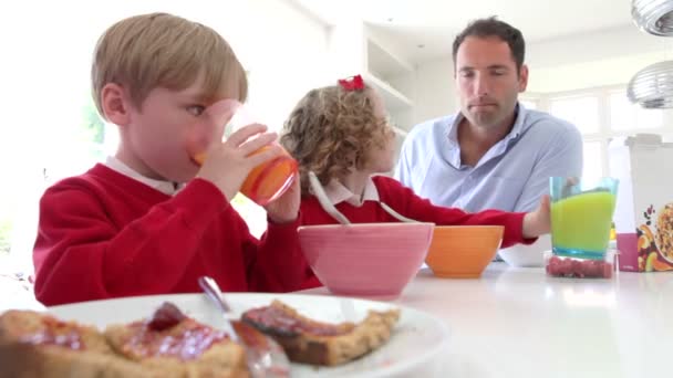 Familjen äter frukost — Stockvideo