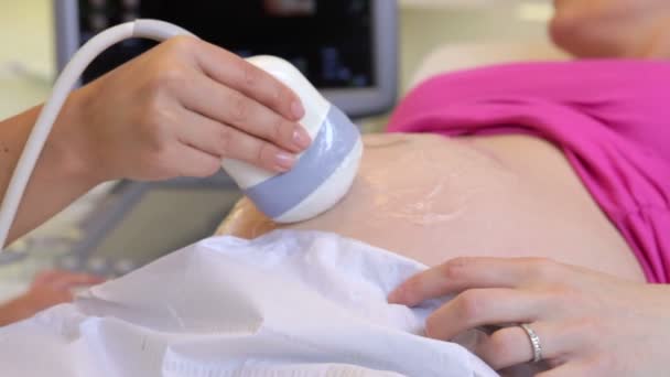 Zwangere vrouw na echografie — Stockvideo