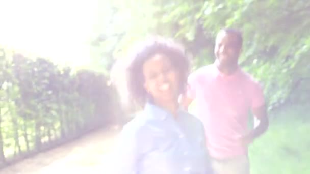Jonge Afrikaanse Amerikaanse echtpaar Running — Stockvideo