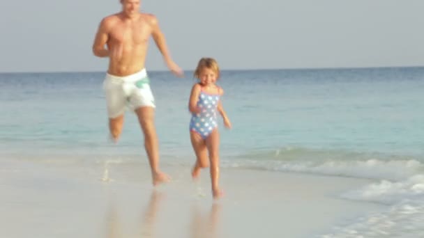 Far och dotter ha kul i havet — Stockvideo