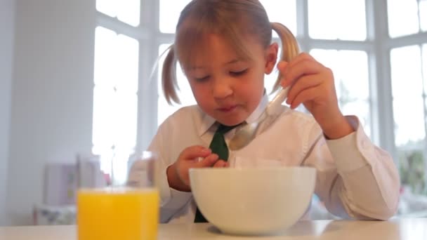 Niña sonriente desayunando — Vídeos de Stock