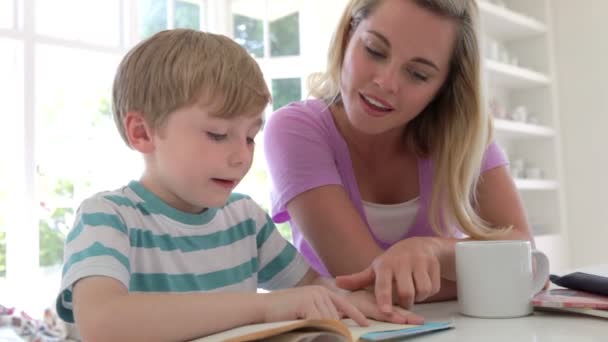 Matka pomaga synowi w odrabianiu lekcji — Wideo stockowe