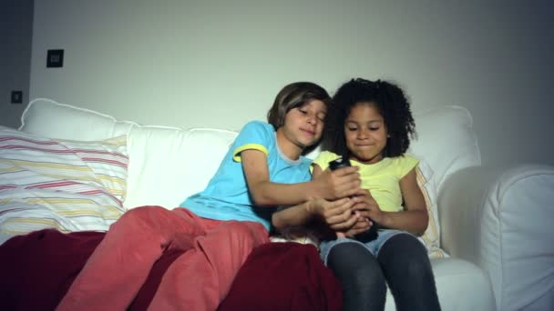 Два афроамериканских ребенка на диване — стоковое видео