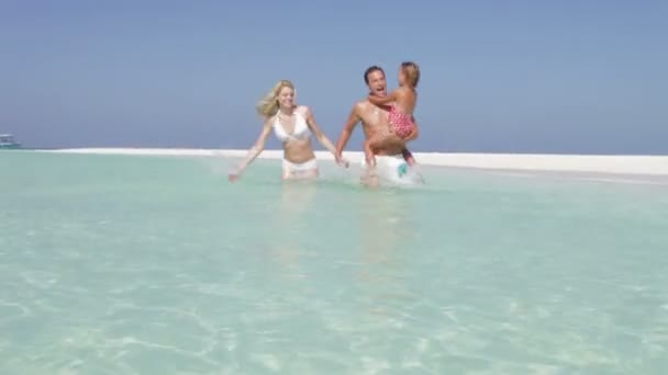 Famille traversant la mer vers — Video