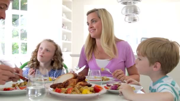 Familie isst Essen — Stockvideo