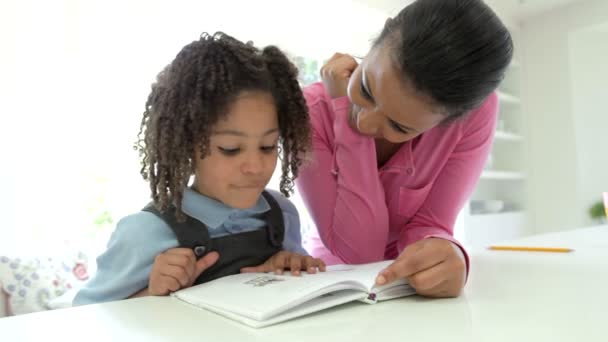 Mutter hilft Kindern bei den Hausaufgaben — Stockvideo