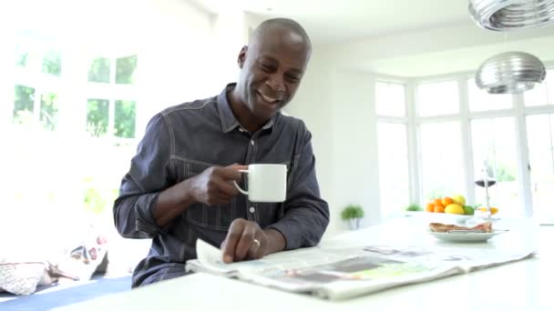 Afro-americano homem comendo café da manhã — Vídeo de Stock