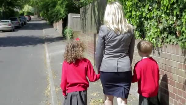 Moeder lopen naar school met kinderen — Stockvideo