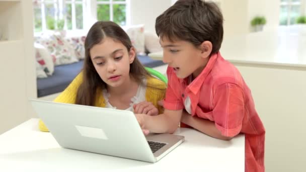 Dos niños hispanos usando computadora portátil — Vídeos de Stock