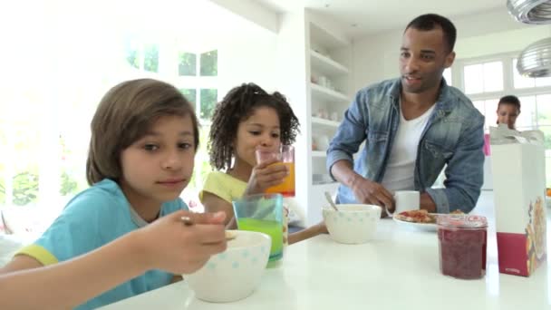 Familia desayunando — Vídeo de stock
