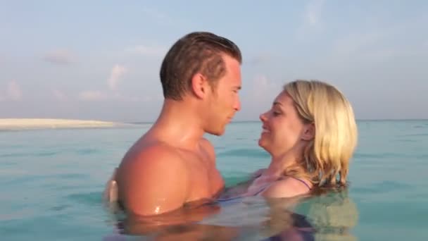 Casal com braços ao redor uns dos outros em mar tropical . — Vídeo de Stock