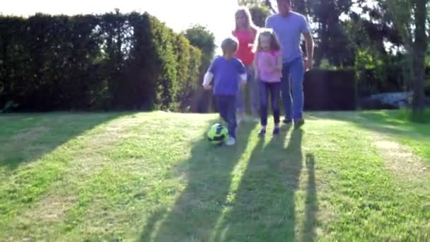 Familj spelar fotboll — Stockvideo