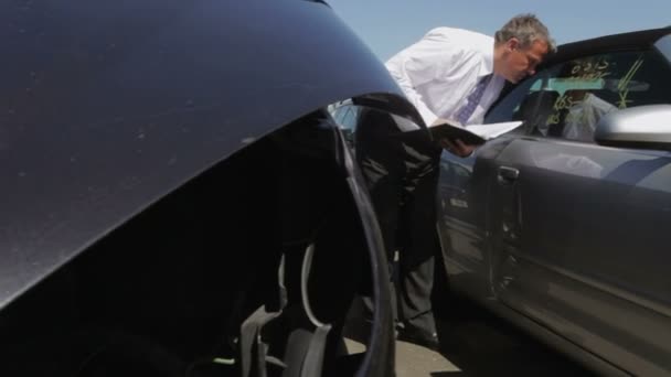 Ajustador da perda que inspeciona o carro — Vídeo de Stock