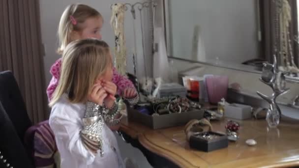 Twee meisjes spelen met sieraden — Stockvideo