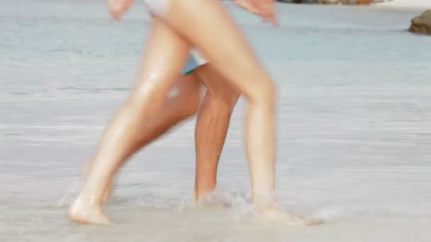 Romantisches Paar sitzt am Strand — Stockvideo