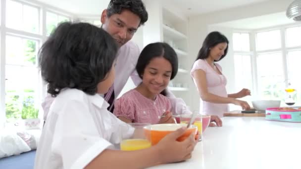 Familia desayunando — Vídeo de stock