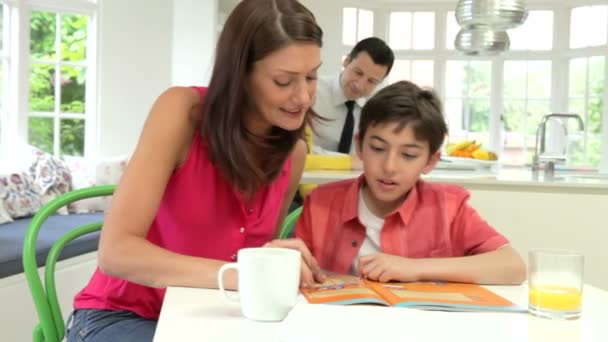 Pais ajudando crianças com lição de casa — Vídeo de Stock