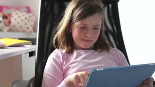 Flicka med hjälp av digitala tabletter — Stockvideo