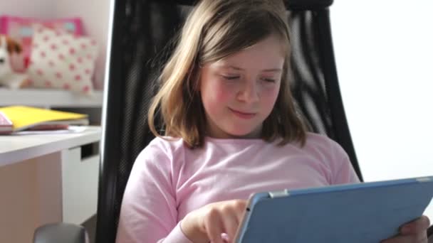 Menina usando tablet digital — Vídeo de Stock