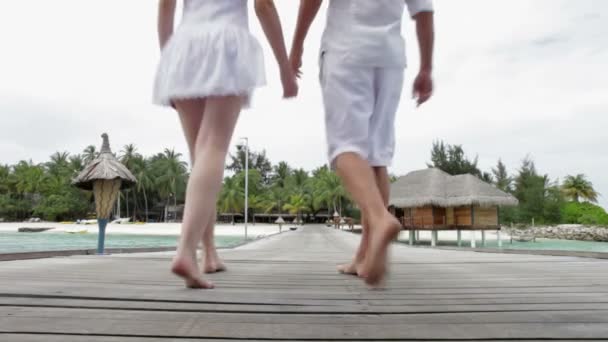 Pareja caminando en madera Jetty — Vídeos de Stock