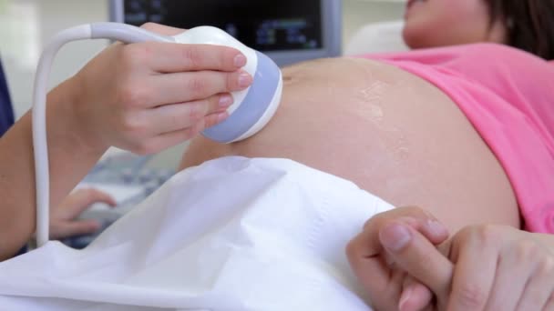 Беременная женщина и партнер с ультразвуком — стоковое видео