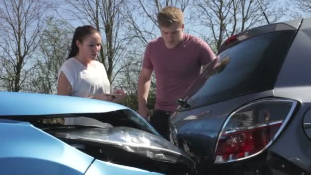 Dois motoristas após o acidente — Vídeo de Stock