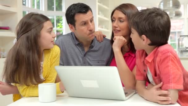 Hiszpanin rodzina korzysta z laptopa — Wideo stockowe