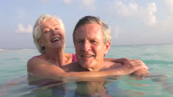 Senior vrouw hugs man rond hals — Stockvideo